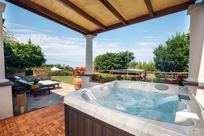 Deluxe Suite | Minibar, in-room safe, individually decorated, individually furnished - Relais 2 Pini (Anacapri)