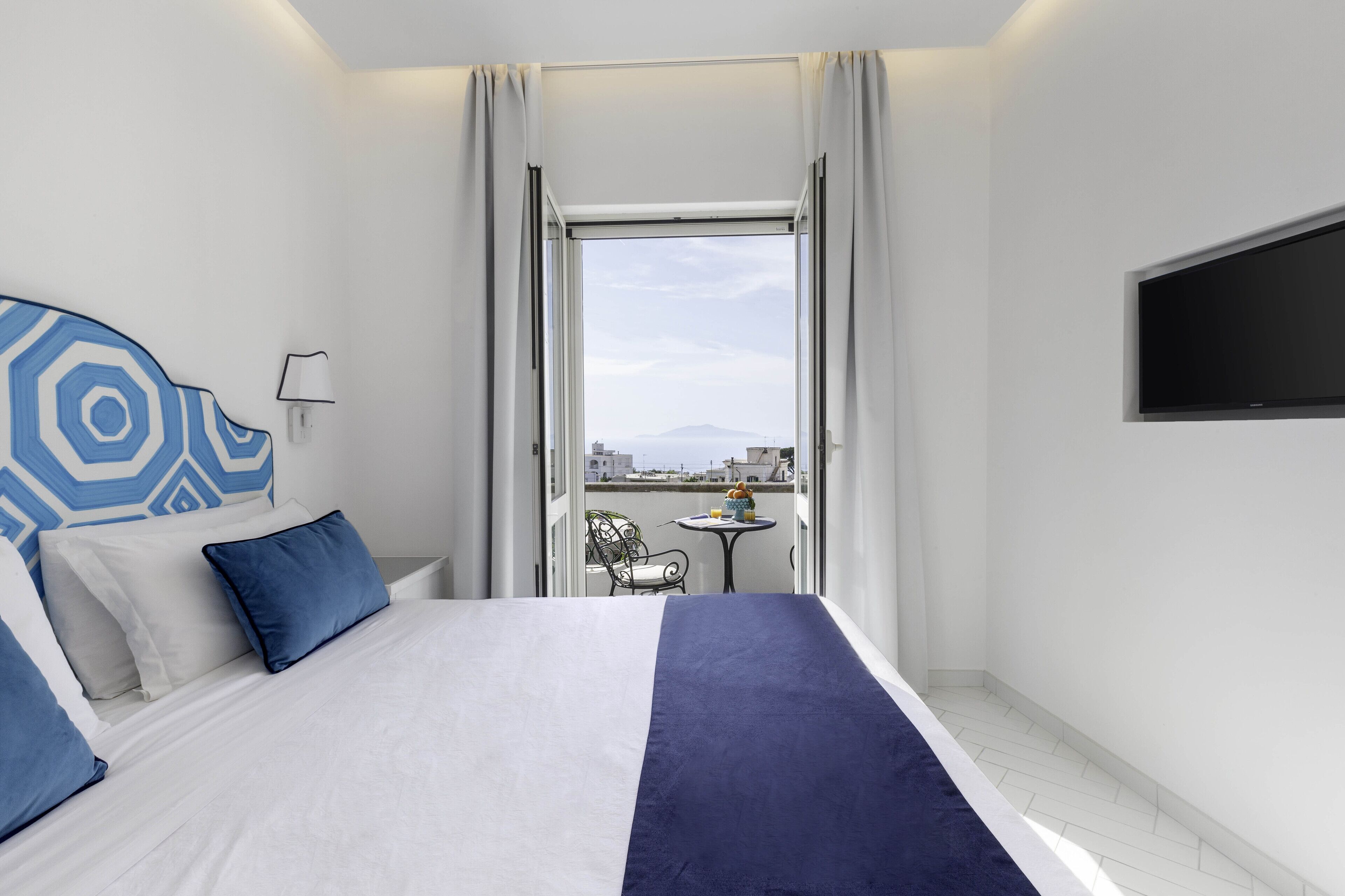 Family Suite | Minibar, in-room safe, individually decorated, individually furnished