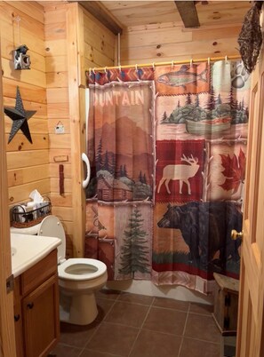 Combinazione doccia/vasca, asciugacapelli, asciugamani, sapone