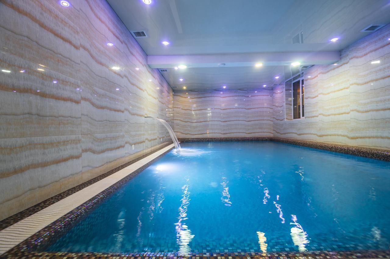 Bañera de hidromasaje cubierta