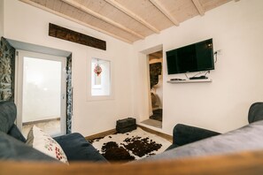 Fernseher, DVD-Player, Bücher, Videothek