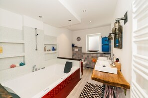 Duschwanne, Whirlpool, Haartrockner, Bidet