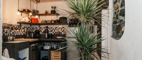 ثلاجة، ميكروويف، فرن، موقد طهي مسطح