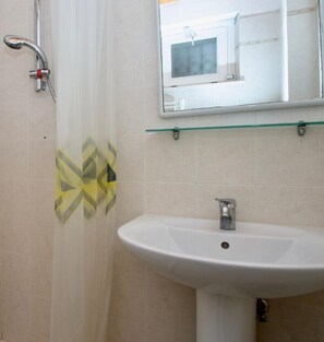 Shower, bidet, towels - N099 - Numana, delightful apartment 150mt from the sea (Numana)