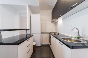 Apartemen | Dapur pribadi | Lemari es, oven, kompor, dan peralatan masak/sendok-piring