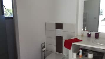 Douche, sĂšche-cheveux, serviettes fournies, savon