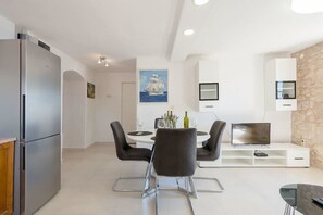 Apartment, 1 Bedroom | In-room dining