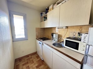 Fridge, microwave, oven, stovetop - Port-Vendres: Apartment 4 ppl, port view, elevator (Port-Vendres)