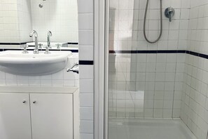 Doccia, bidet, asciugamani