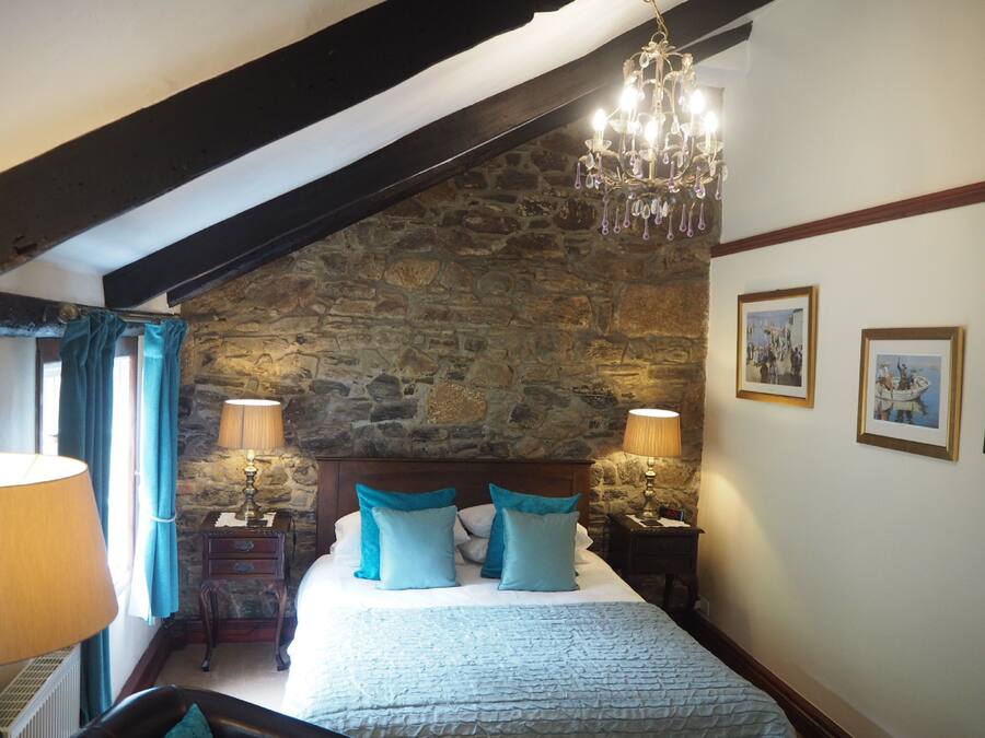 Kamar Double Superior, 1 Tempat Tidur Queen, pemandangan halaman | Seprai premium, tirai kedap cahaya, dan setrika/meja setrika