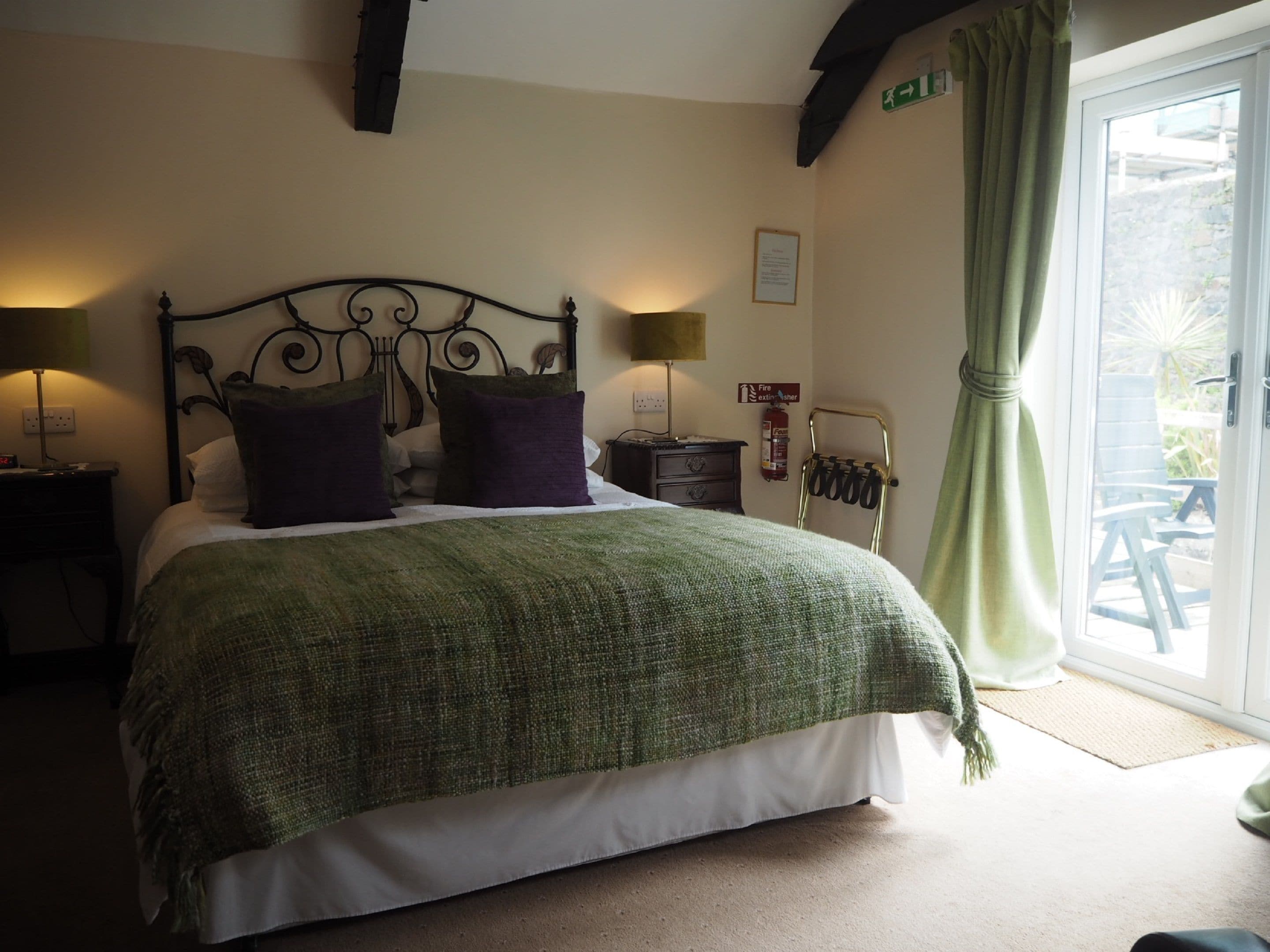 Deluxe Double Room, 1 Queen Bed, Courtyard View | Premium bedding, blackout drapes, iron/ironing board, free WiFi