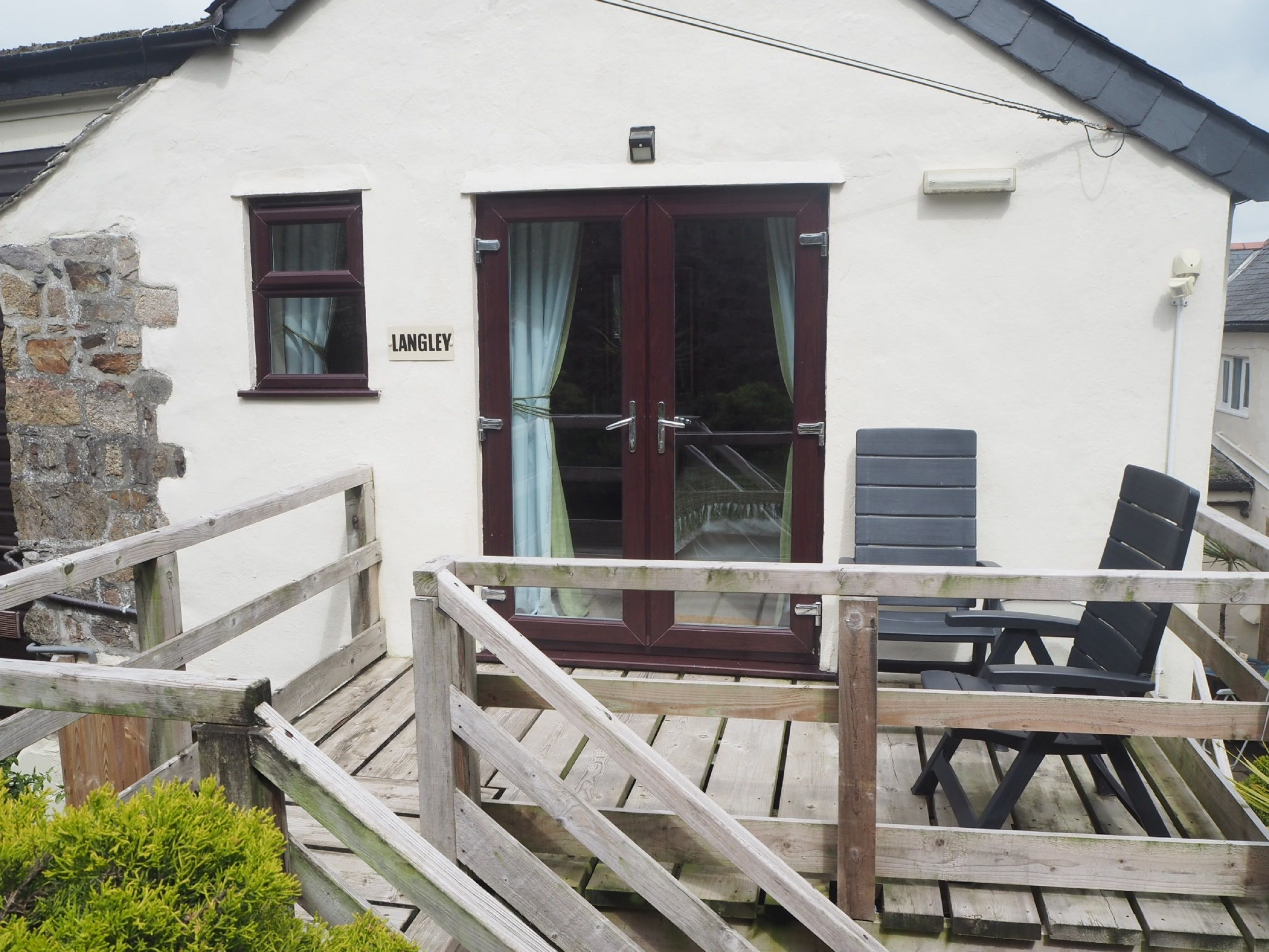 Deluxe Double Room, 1 Queen Bed, Courtyard View | Premium bedding, blackout curtains, iron/ironing board, free WiFi