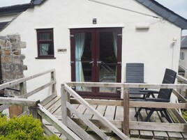 Deluxe Double Room, 1 Queen Bed, Courtyard View | Premium bedding, blackout curtains, iron/ironing board, free WiFi