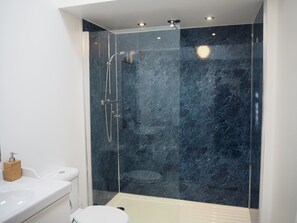 Superior Double Room, 1 Queen Bed, Sea View | Bathroom | Shower, free toiletries, hair dryer, towels - The Smugglers  (Penzance)