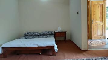 Habitación básica con 2 camas individuales, vista al jardín | Escritorio, espacio para trabajar con laptop y cortinas blackout