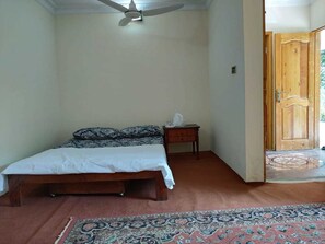 基本雙床房, 花園景 | 書桌、手提電腦工作空間、遮光窗簾/窗簾、熨斗/熨衫板