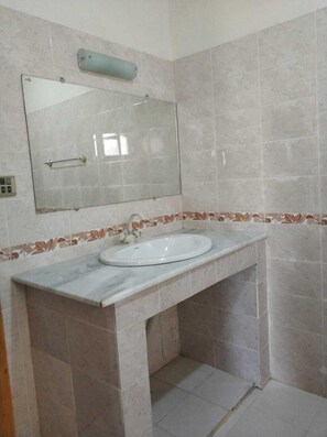 Business Triple Room, Courtyard View | Bathroom | Slippers