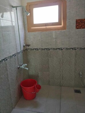 Chambre de base avec lits jumeaux, vue sur le jardin | Salle de bain | Pantoufles