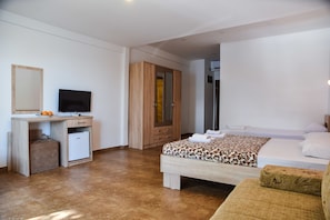 Superior Quadruple Room, Sea View | In-room safe, free WiFi, bed sheets - Riva (Ulcinj)