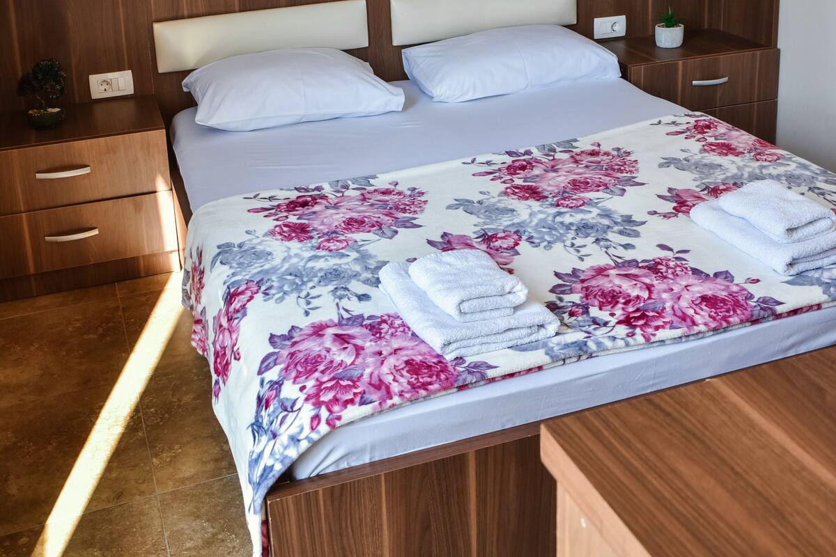 Eenvoudige tweepersoonskamer, uitzicht op zee | Een kluis op de kamer, gratis wifi, beddengoed