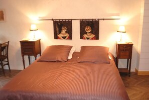 Free cots/infant beds, free WiFi, bed sheets