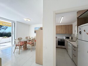 Kjøleskap, mikrobølgeovn, ovn og oppvaskmaskin