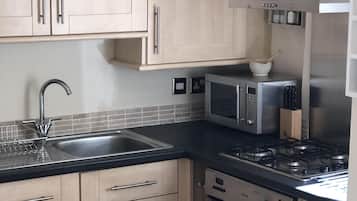 Een koelkast, een magnetron, een oven, een kookplaat