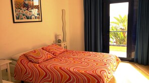 1 dormitorio, tabla de planchar con plancha, wifi y ropa de cama