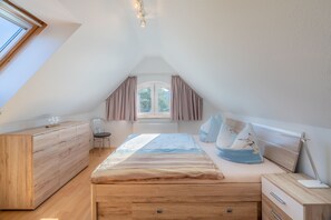 2 bedrooms, travel crib, free WiFi, bed sheets