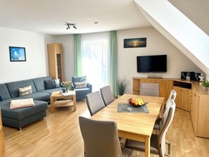 Fernseher, DVD-Player, Tischtennisplatte, Bücher