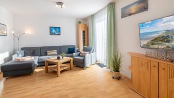 Fernseher, DVD-Player, Tischtennisplatte, Bücher