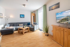 تلفزيون، مشغل دي في دي، تنس طاولة، كُتُب