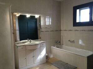 Combined shower/bathtub, hair dryer, towels, toilet paper