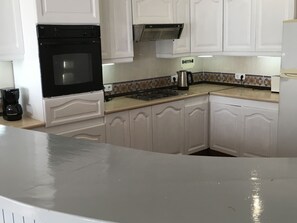 Fridge, oven, stovetop, coffee/tea maker