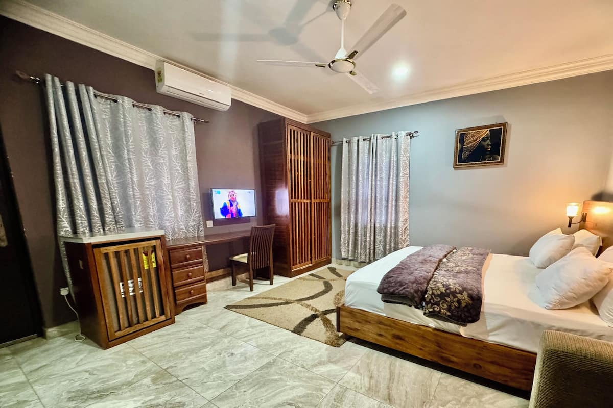Camera Executive, 1 letto king | Biancheria da letto di alta qualità, minibar, una scrivania