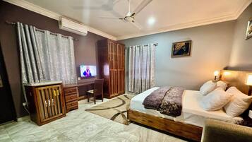 Habitación ejecutiva, 1 cama King size | Ropa de cama de alta calidad, minibar y escritorio