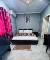 Roupas de cama premium, frigobar, escrivaninha