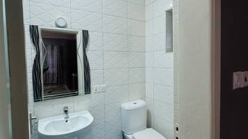 Executive Room, 1 King Bed | Bathroom | Shower, towels