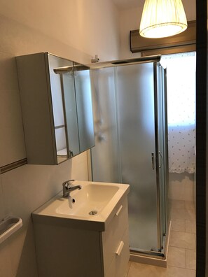 Doccia, asciugacapelli, bidet, asciugamani