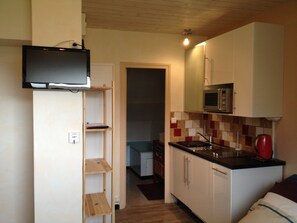 Kjøleskap, mikrobølgeovn, kokeplater og kaffetrakter/tekoker