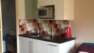 Refrigerador, microondas, parrilla de estufa y cafetera y tetera