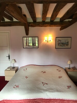 5 bedrooms, desk, iron/ironing board, travel cot