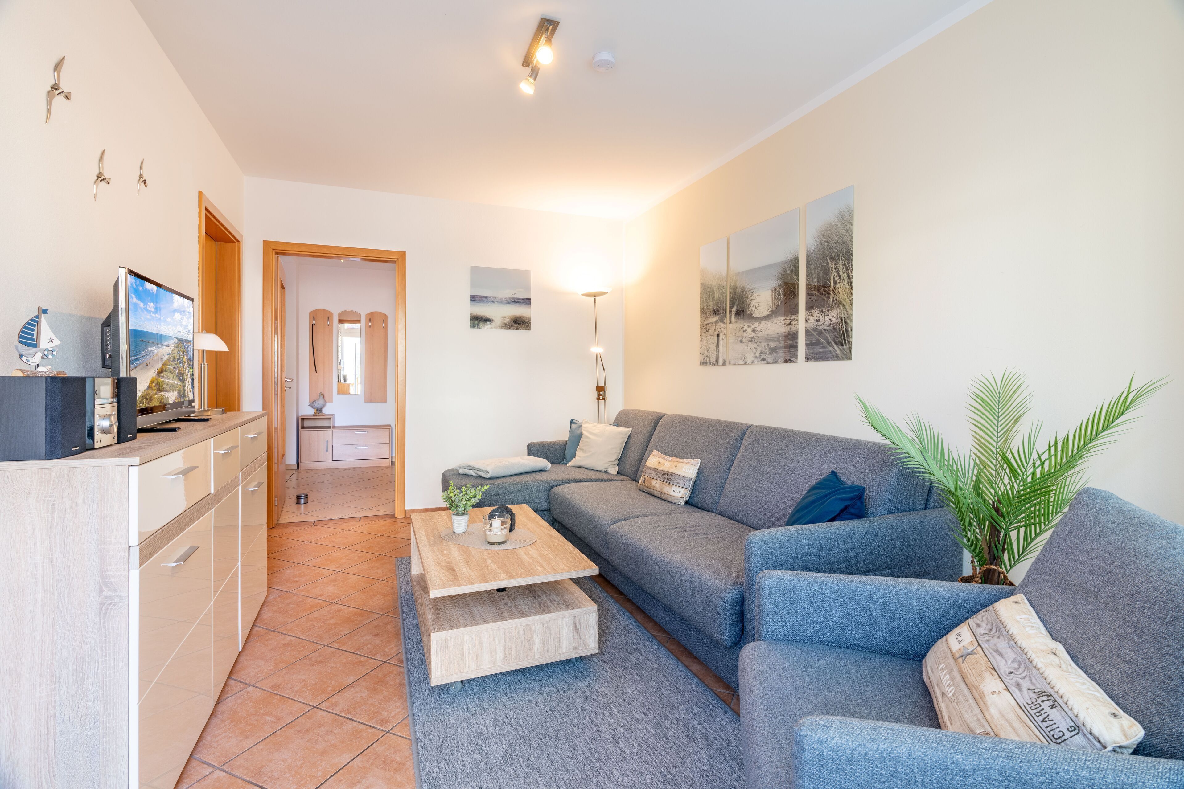 Fernseher, Tischtennisplatte, Bücher, Stereoanlage