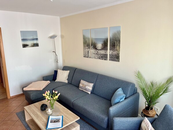 Téléviseur, table de ping-pong, livres, chaîne audio