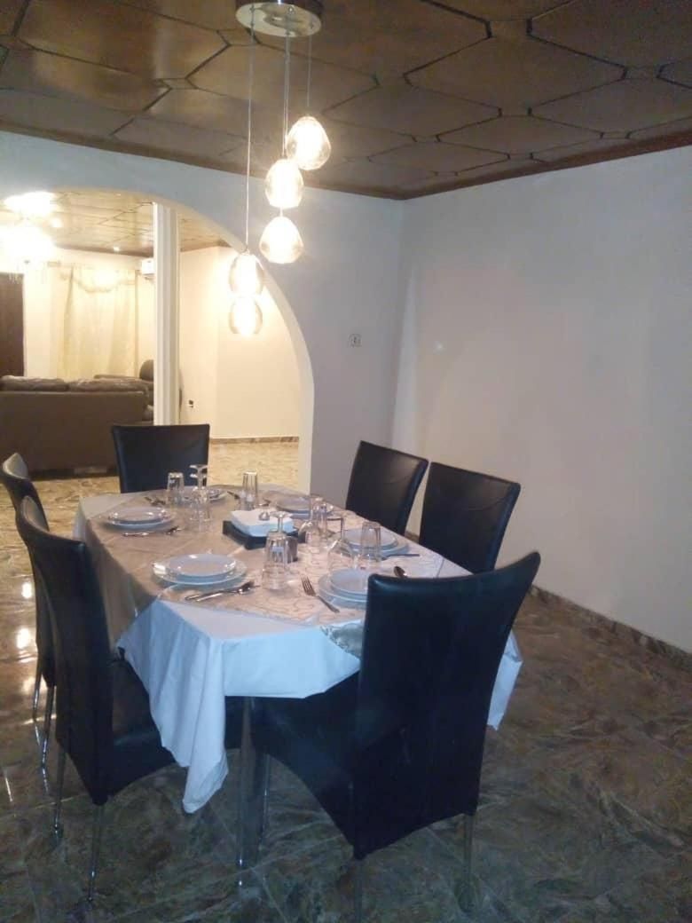 Comedor con una mesa rectangular dispuesta para seis personas, rodeada de seis sillas.