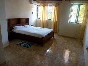In-room safe, desk, laptop workspace, iron/ironing board - Ishmajoso Lodge (Freetown)