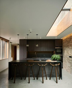 ثلاجة، فرن، موقد طهي مسطح، غسالة أطباق