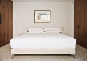 Caja de seguridad en la habitación y tabla de planchar con plancha 