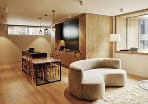 Caja de seguridad en la habitación y tabla de planchar con plancha 