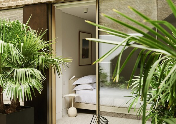 خزنة داخل الغرفة ومكواة/لوح كي وواي فاي مجانًا وملاءات أسرّة